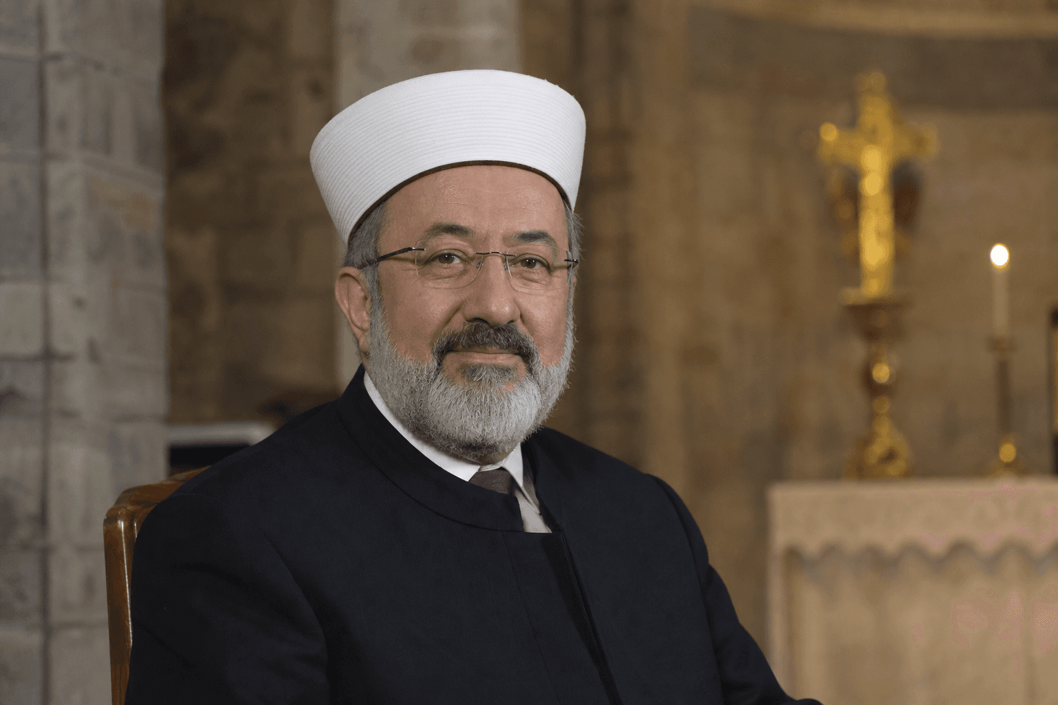 Medyum Armağan Hoca - kilise ortamında gerçekçi portre
